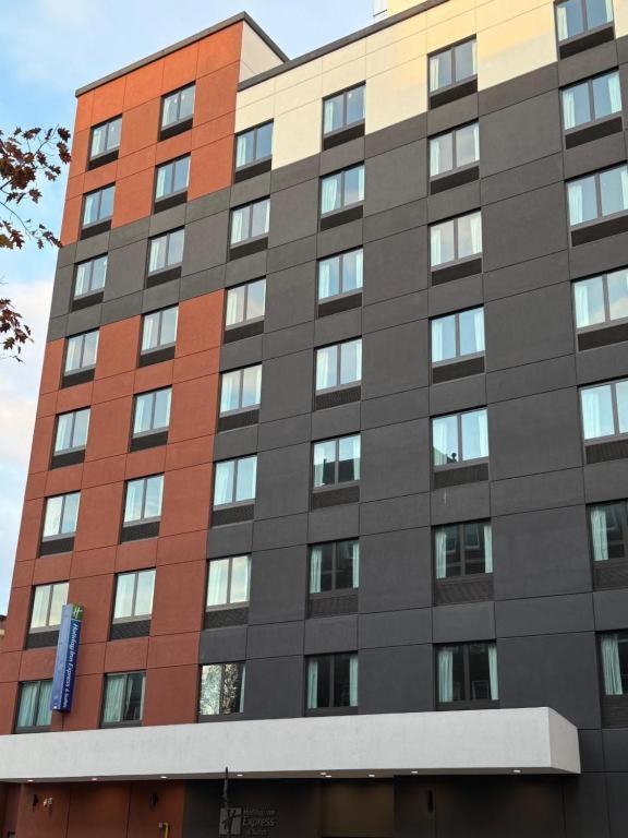Holiday Inn Express & Suites Bronx - Nyc By Ihg New York City Exterior photo